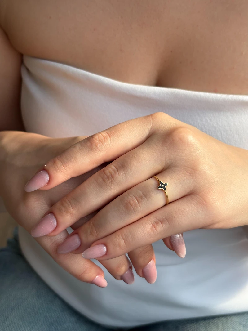 Pointed Petite Clover Ring