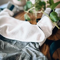 Ensemble bavoir et protège bretelles pour porte-bébé