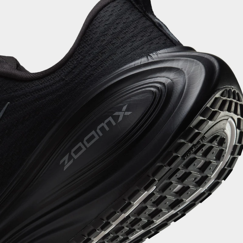 Nike Vomero Plus Noir / Gris foncé métallique - froid