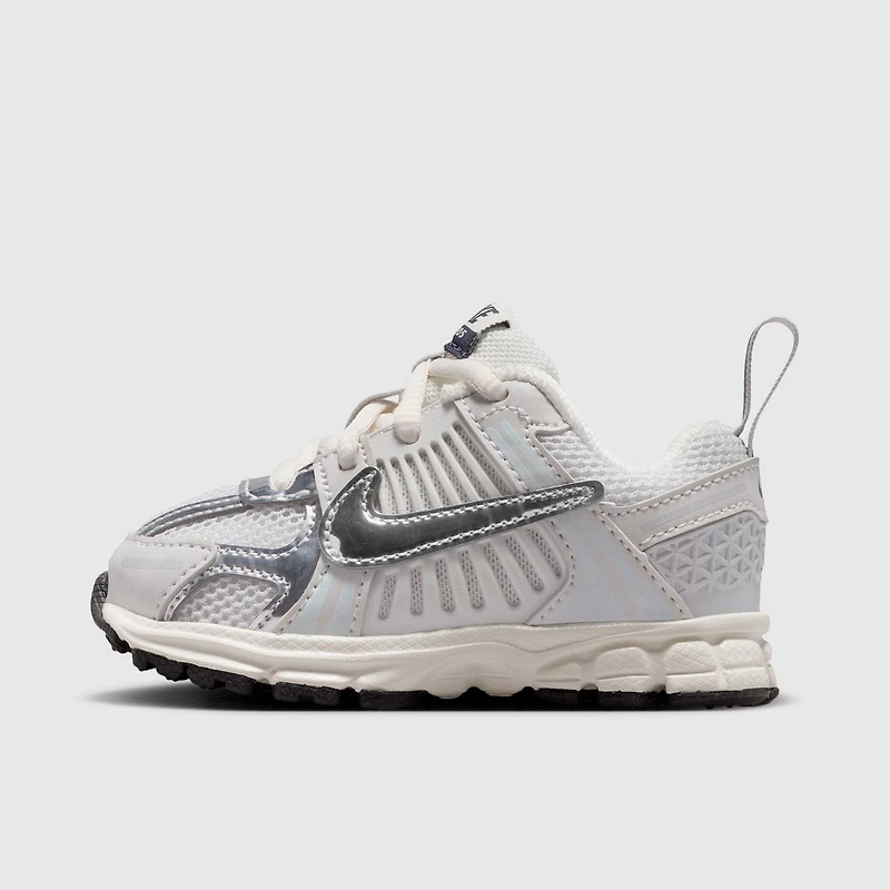 Nike Vomero 5 TD Poussière de Photons / Grille Chromée - Voile