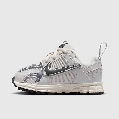 Nike Vomero 5 TD Poussière de Photons / Grille Chromée - Voile