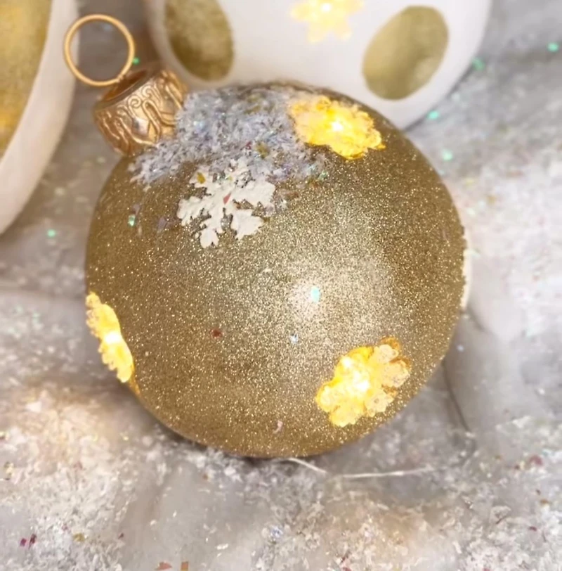 13" Magnesia Xmas Ball Gold w/5Led Light Plug