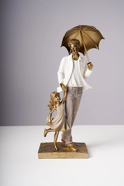 4" Father & daughter w/ umbrella - Family Collection