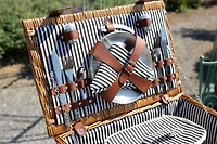 WILLOW 4 PERSON PICNIC BASKET WITH REMOVEABLE COOLER BAG