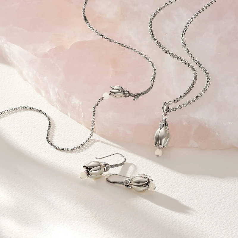 La Tulipe Petal Bar Necklace