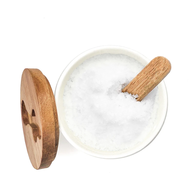 Main de sel avec cuillère