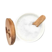 Main de sel avec cuillère