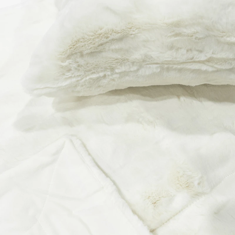 Coussin fausse fourrure poils courts