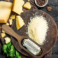 Râpe à fromage - Bois acacia