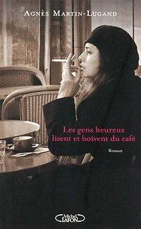 Les gens heureux lisent et boivent du café