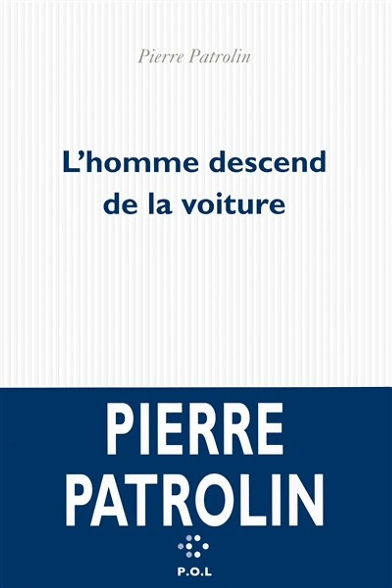 L' homme descend de la voiture