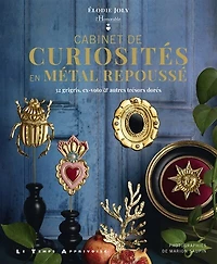 Cabinet de curiosités en métal repoussé: 32 grigris, ex-voto & autres trésors dorés