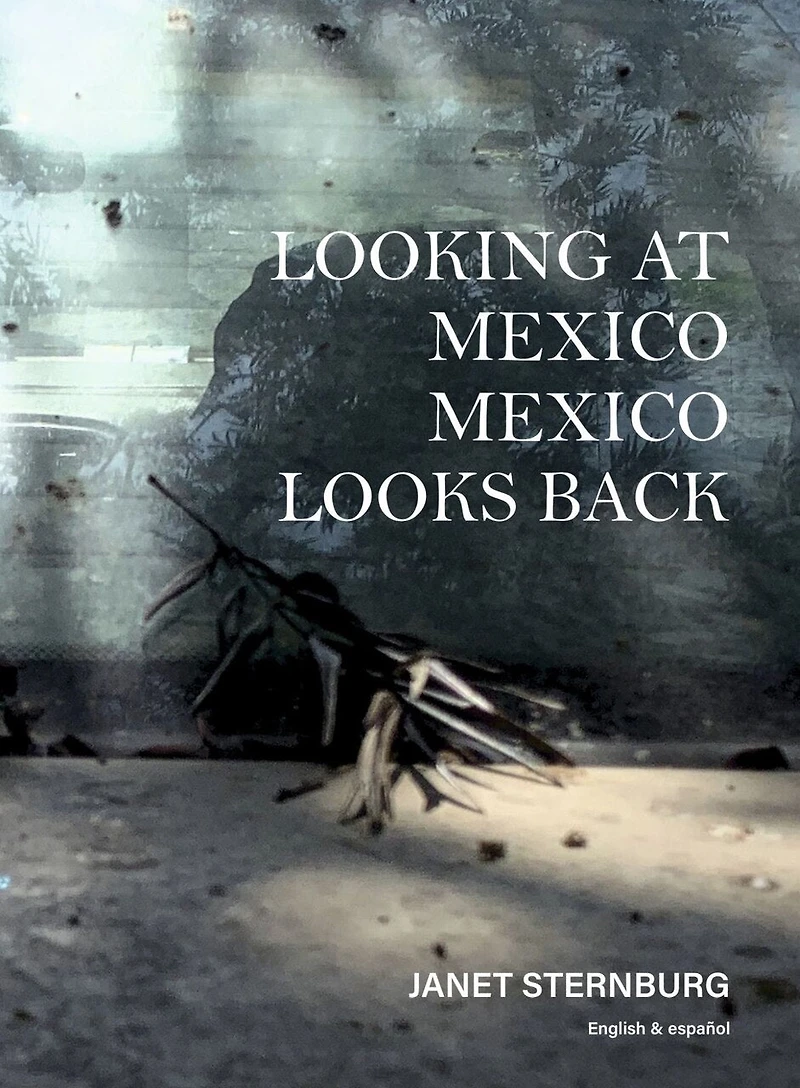 Looking at Mexico / Mexico Looks Back: English/ Spanish