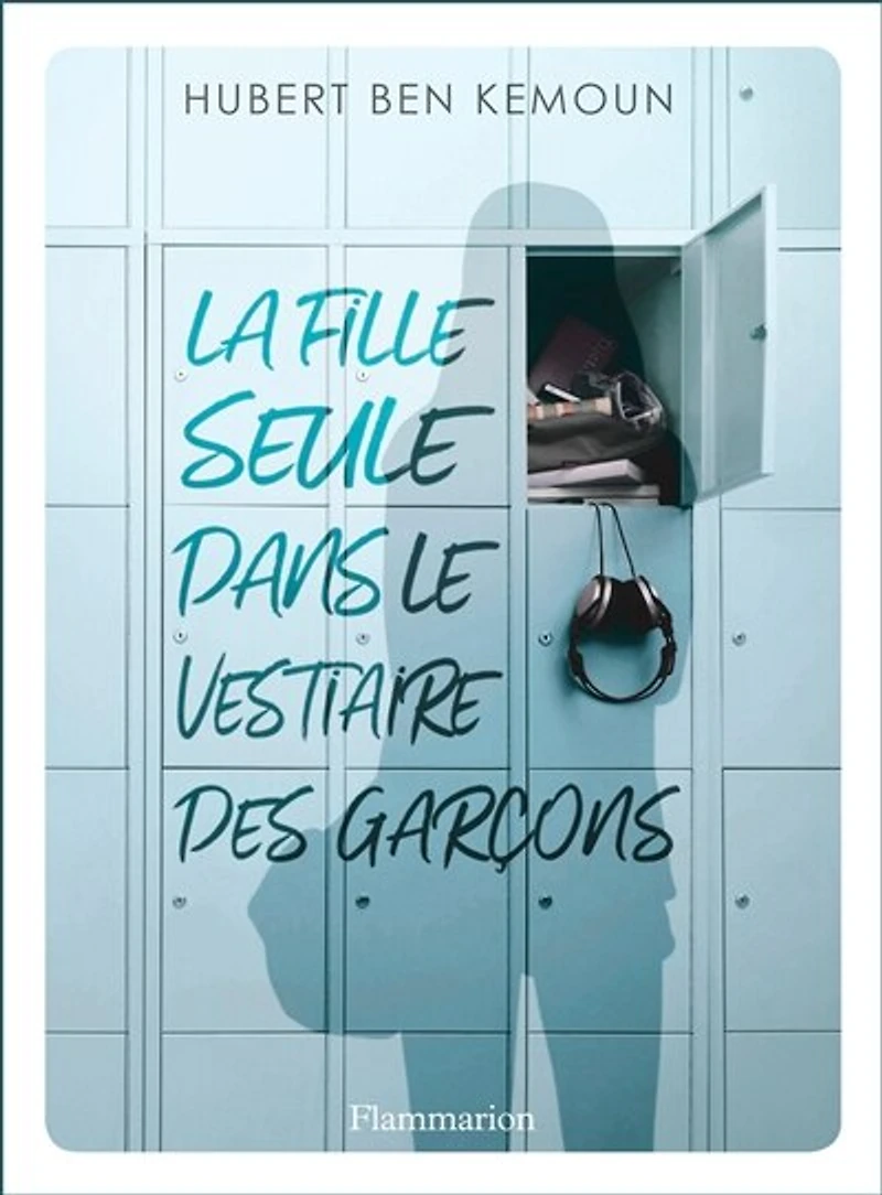 La fille seule dans le vestiaire des garçons