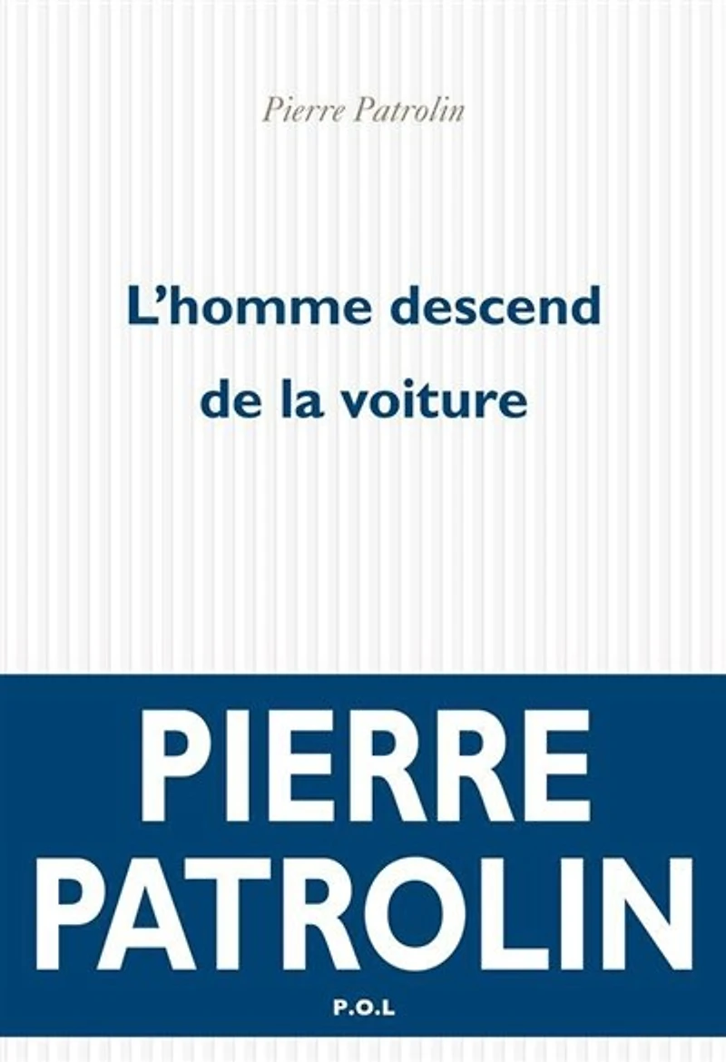 L' homme descend de la voiture