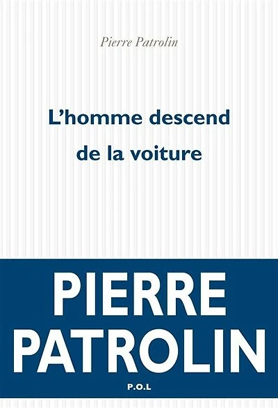 L' homme descend de la voiture