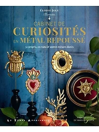 Cabinet de curiosités en métal repoussé: 32 grigris, ex-voto & autres trésors dorés