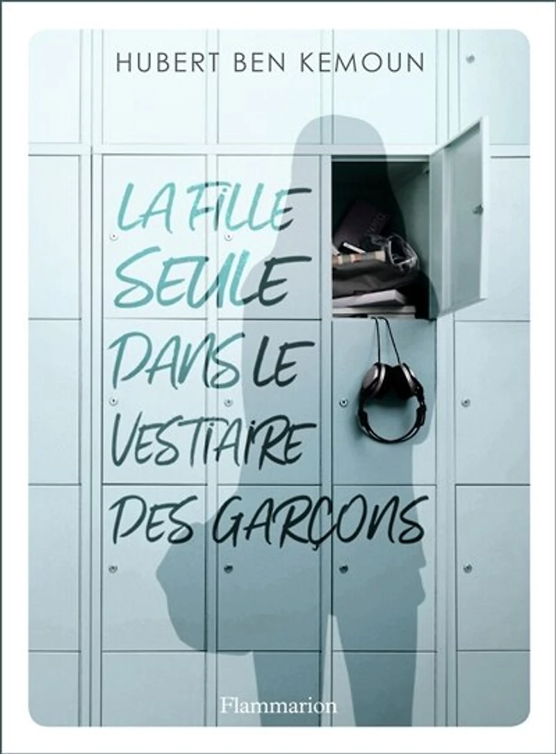 La fille seule dans le vestiaire des garçons