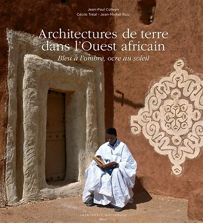 Architectures de terre dans l'Ouest africain: bleu à l'ombre, ocre au soleil