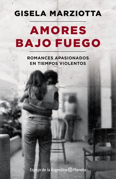 Amores bajo fuego: Romances apasionados en tiempos violentos