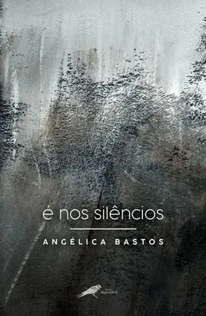 É nos silêncios