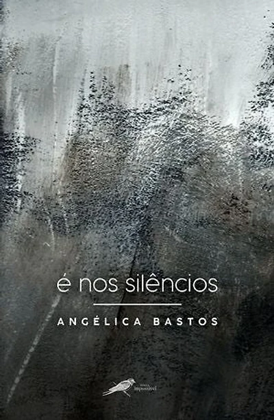 É nos silêncios