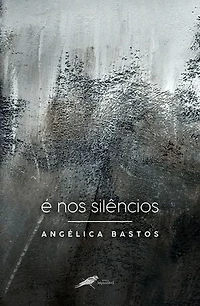 É nos silêncios