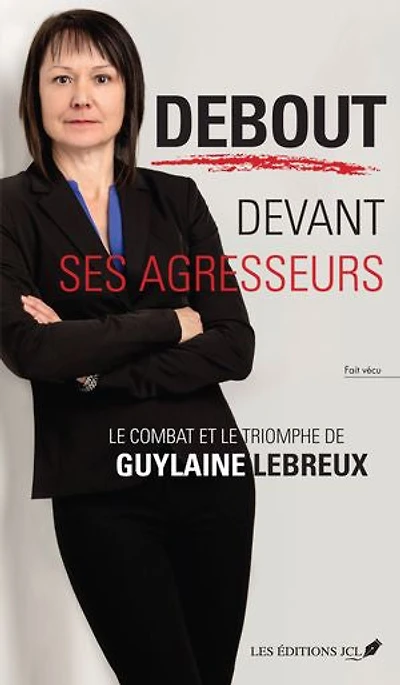 DEBOUT DEVANT SES AGRESSEURS