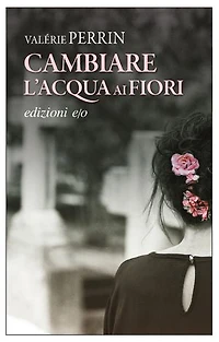 Cambiare l'acqua ai fiori