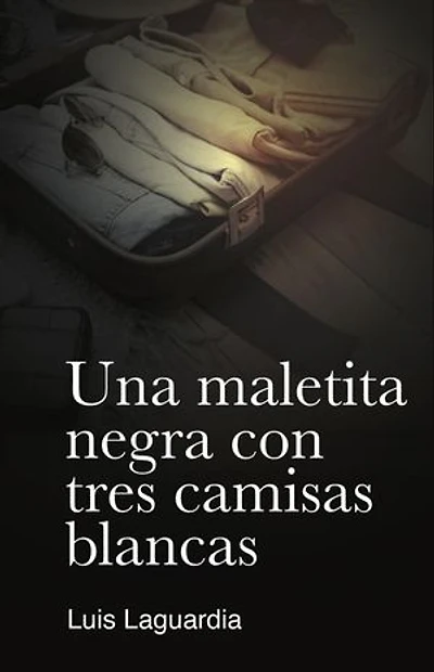 Una maletita negra con tres camisas blancas