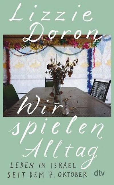 Wir spielen Alltag: Leben in Israel seit dem 7. Oktober | »Klug und empathisch – ein Buch, in dem die Traumata der israelischen Gesellschaft sichtbar werden.« Sigrid Brinkmann, DLF