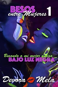 Besando en mi mejor amiga bajo luz negra. Besos entre Mujeres 1