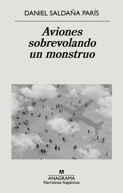 Aviones sobrevolando un monstruo