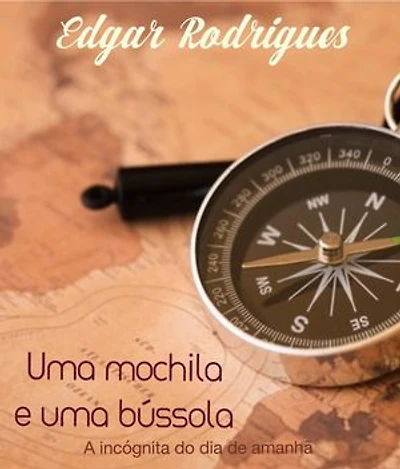 Uma mochila e uma bússola