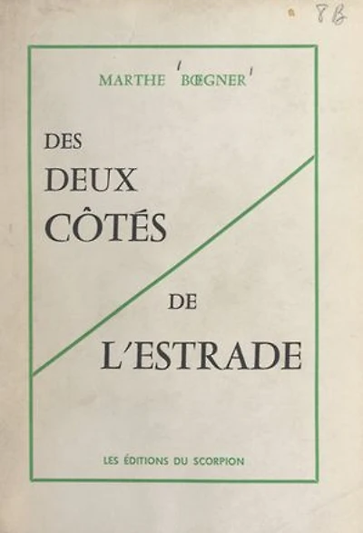 Des deux côtés de l'estrade