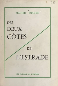 Des deux côtés de l'estrade