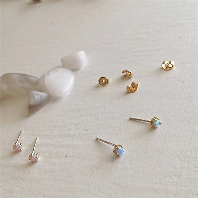 Tiny Dancer Ocean Pearl Stud Earrings