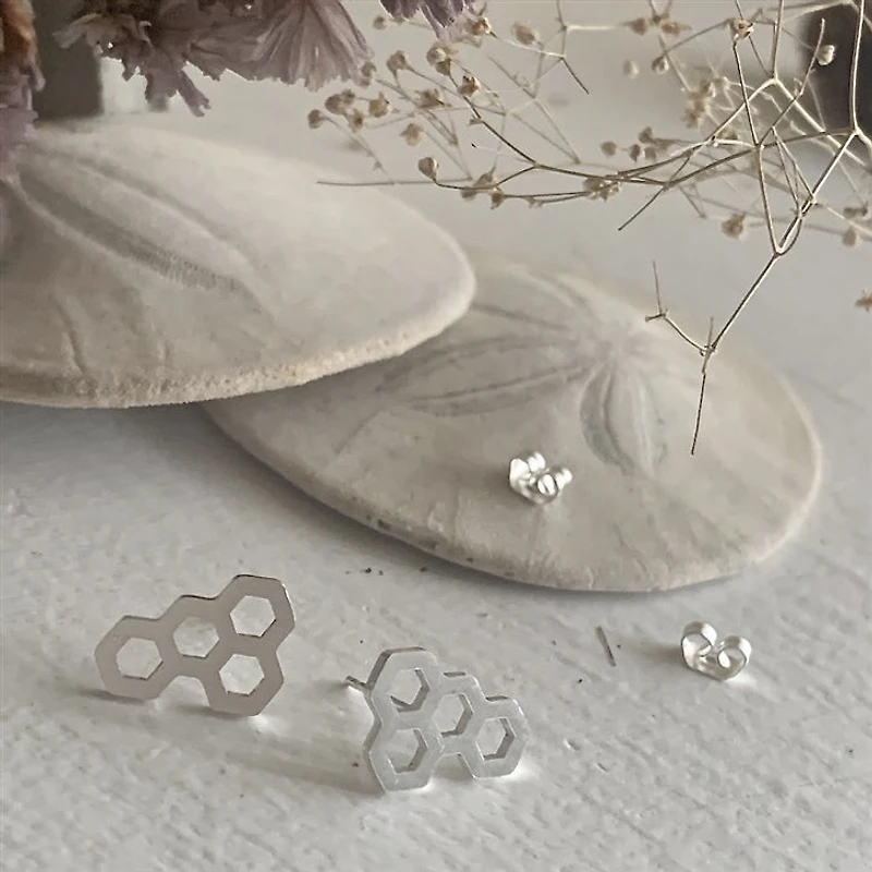 Pollen Honecomb Design Stud Earrings