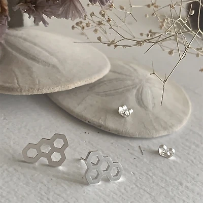 Pollen Honecomb Design Stud Earrings