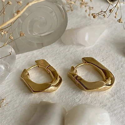 Cubanos Wavy Rectangular Hinge Hoop
