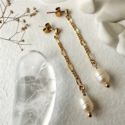 Desdemona Flat Link Patterned Chain and Freshwater Pearl Earrings - Gold
