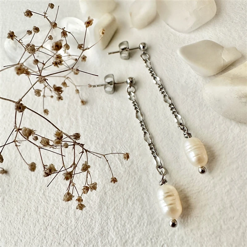 Desdemona Flat Link Patterned Chain and Freshwater Pearl Earrings - Silver