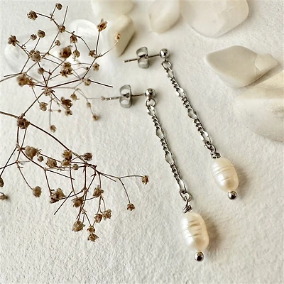 Desdemona Flat Link Patterned Chain and Freshwater Pearl Earrings - Silver