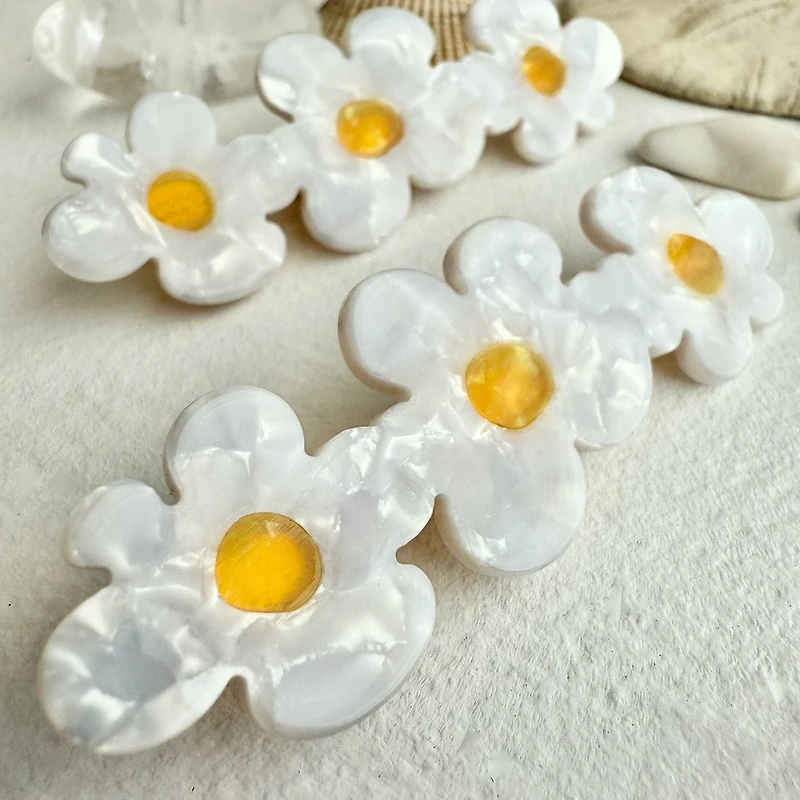 Bellis Triple Flower Duckbill Hair Clip In White