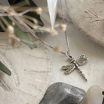 Ondante Dragonfly Charm Necklace.