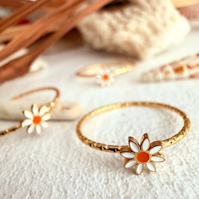 Daisy Jane" Enamelled Daisy Ring in Gold
