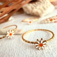 Daisy Jane" Enamelled Daisy Ring in Gold