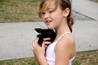 TEACHING CHILDREN TO RAISE RABBITS
