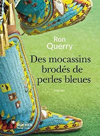 Des mocassins brodés de perles bleues