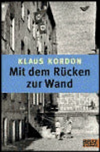 Mit dem Rücken zur Wand
